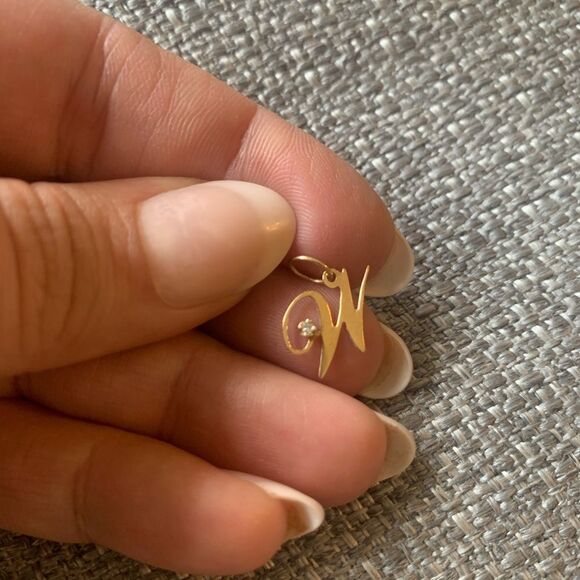 Gold dainty “W” initial pendant - Picture 2 of 2